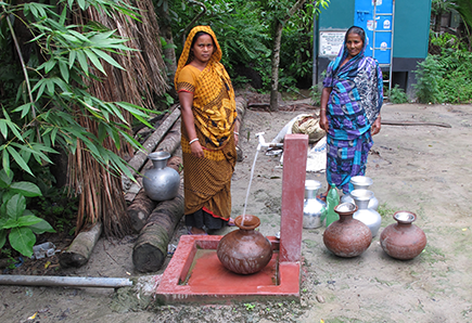 Women collecting water in Bangladesh © Edoardo Borgomeo / REACH
